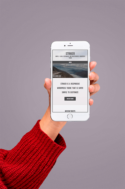 Silbernes Iphone 8-Modell, das von jemandem gehalten wird, der einen roten Strickpullover trägt