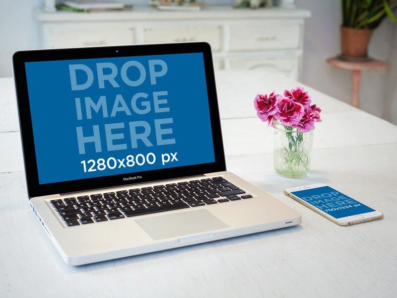 รูปจำลองของ Iphone 6 ที่วางอยู่ข้าง Macbook Pro บนโต๊ะไม้