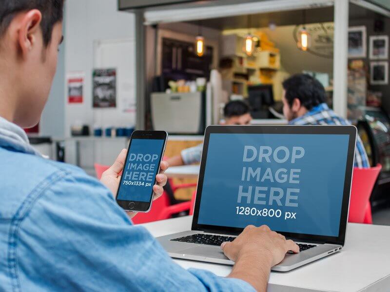 Iphone และ Macbook Mockup ของชายหนุ่มที่โรงอาหาร