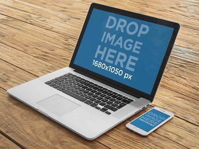 Macbook Pro และ Iphone 6 เหนือเทมเพลต Mockup โต๊ะไม้