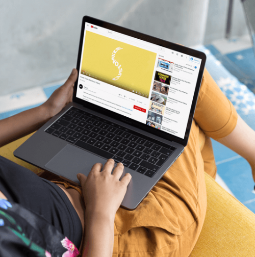 膝の上で Macbook を使用している女性のモックアップ2 Mockup Of A Woman Using A Macbook On Her Lap2