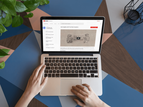 多色のテーブルに Macbook のモックアップ Macbook Mockup On A Multicolor Table