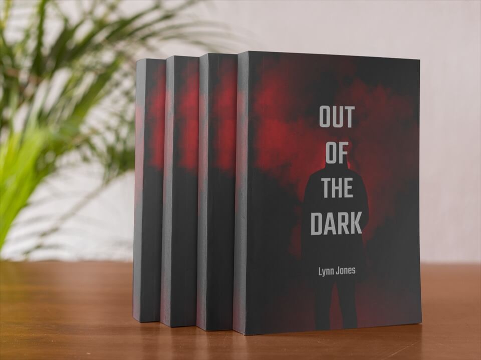 كتب على طاولة أو أرفف بالحجم الطبيعي