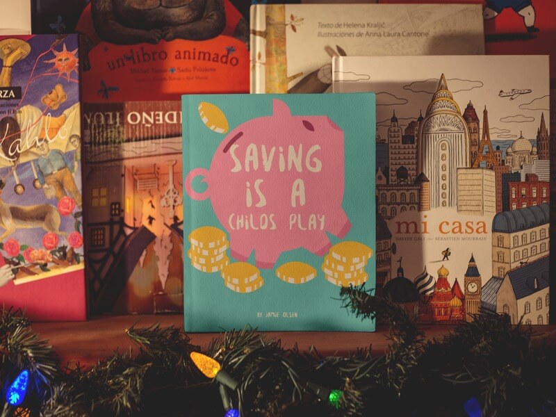 كتاب الأطفال على رف الكتب