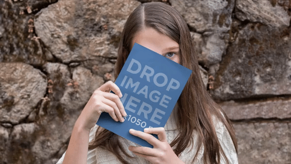 Parallax Video Mockup ของหญิงสาวที่ซ่อนตัวอยู่หลังหนังสือ