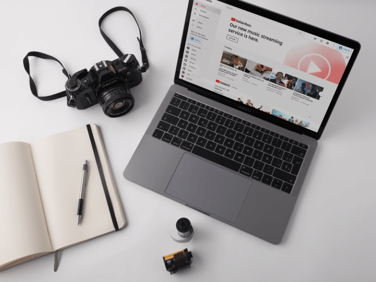 Macbook Pro Mockup بجانب الكاميرا