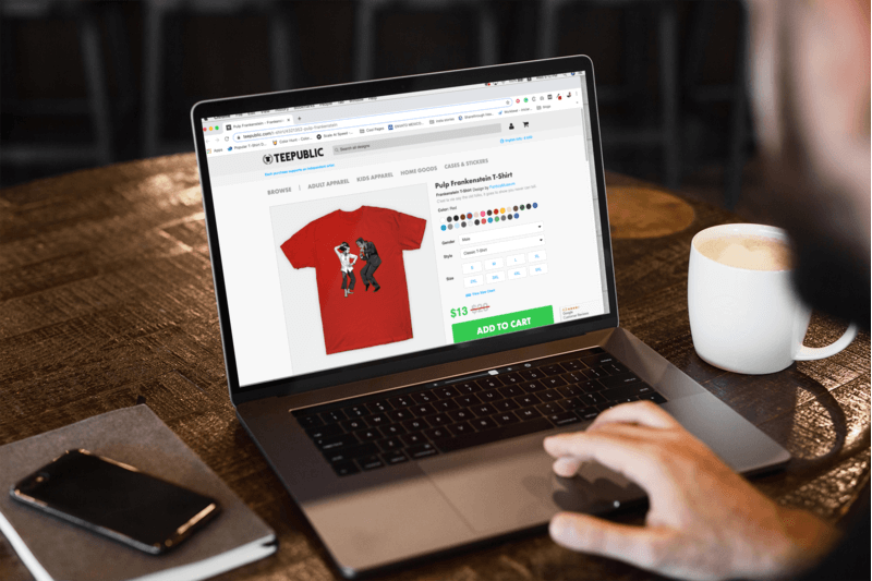 木製のテーブルに置かれた Macbook Pro のモックアップ