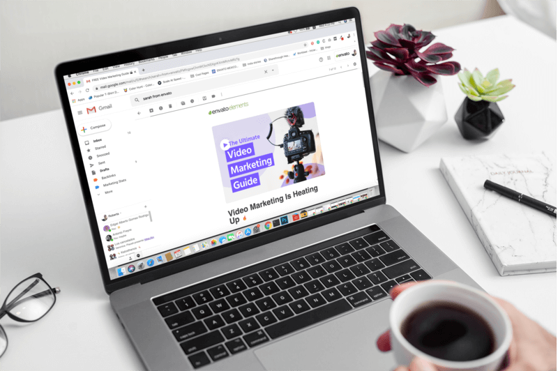 メールキャンペーンを特徴とするMacbookのモックアップ