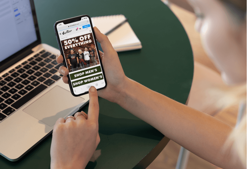 コワーキング スペースの女性の肩越しのモックアップ