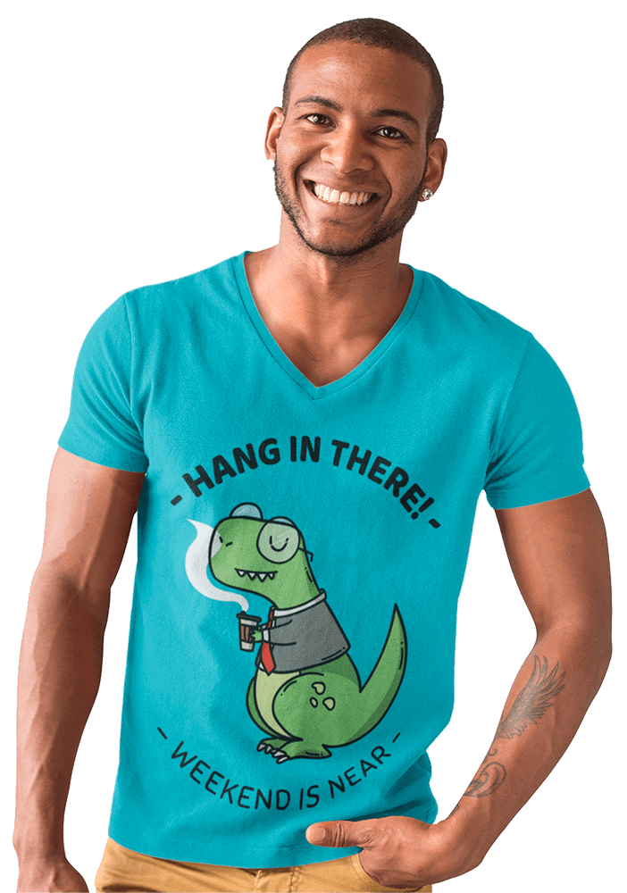 T-shirt maquette d'un bel homme souriant dans un studio photo A9817