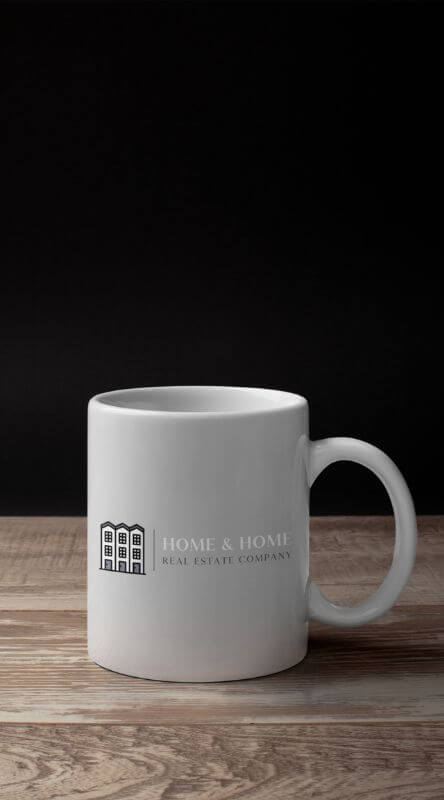 Maqueta de taza de café en una mesa de madera