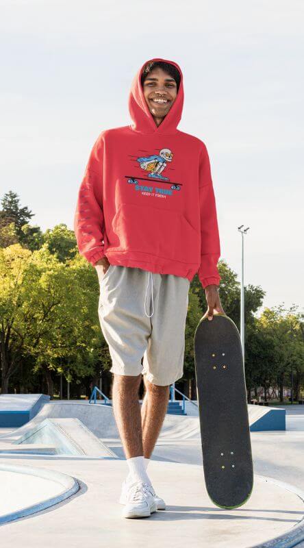 Mockup de Sudadera con Capucha de un Hombre Sonriente Sosteniendo una Patineta