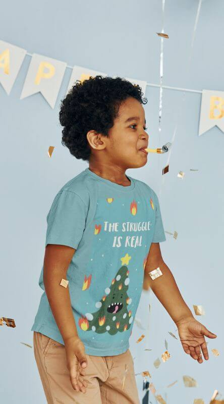Maqueta de camiseta de cuello redondo de un niño celebrando su cumpleaños