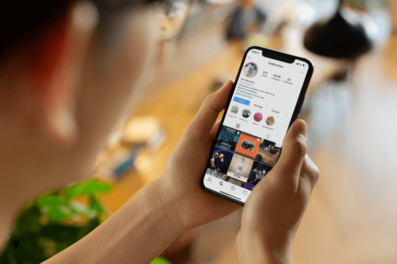 Mockup eines Iphone 11 mit einem Band-Social-Media-Profil