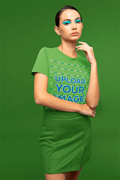 T-shirt makieta z kobietą z inspirowanym euforią makijażem oczu