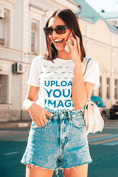 Makieta koszulki z szczęśliwą kobietą rozmawiającą przez telefon