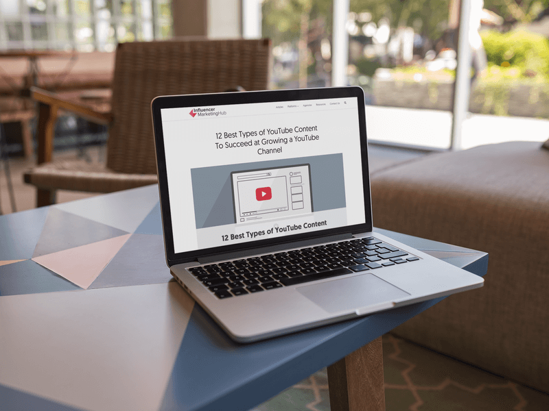 Makieta z Macbookiem na krawędzi stołu