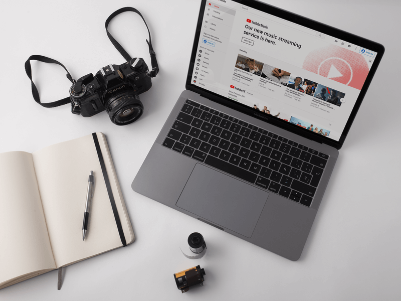 Macbook Pro makieta obok aparatu