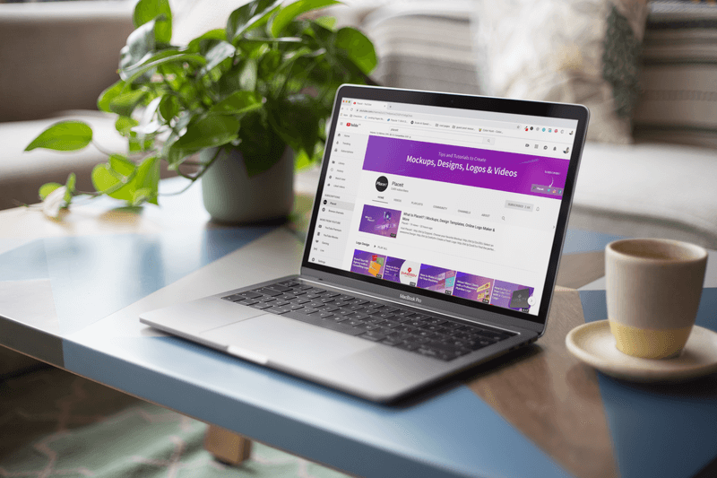 Macbook Pro makieta na stacji roboczej z filiżanką kawy