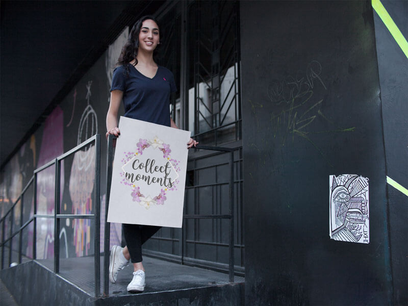 포스터를 들고 행복 한 여자의 모형