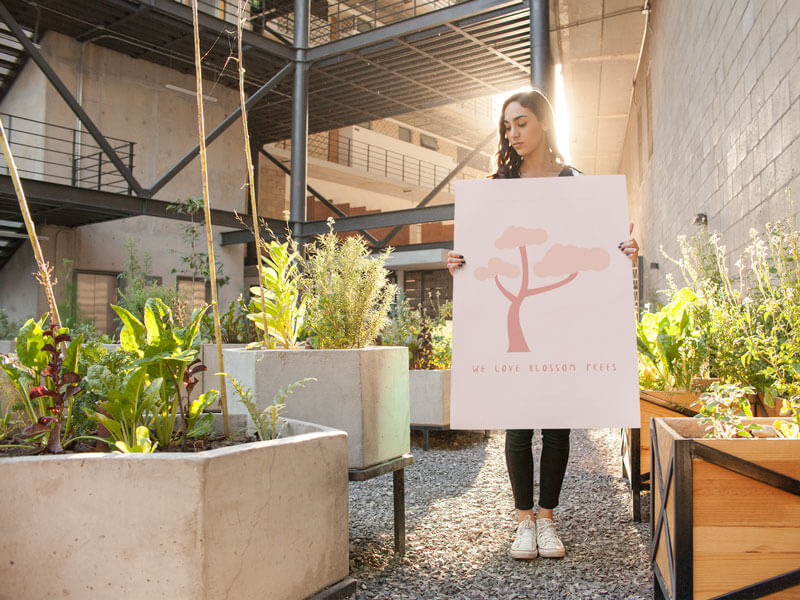 테라스에 있는 동안 포스터를 들고 있는 예쁜 아가씨