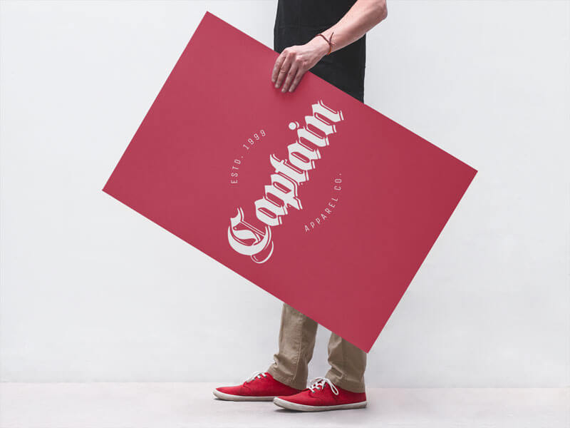 포스터를 들고 젊은 남자의 포스터 모형