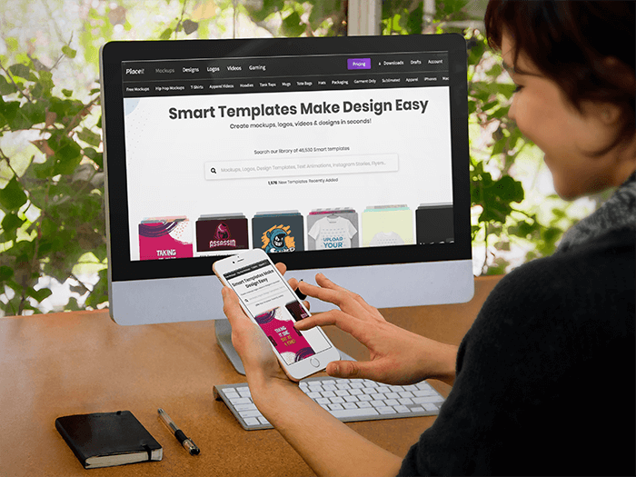 オフィスで Iphone 6 と Imac を使用している女の子