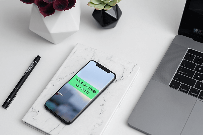 エレガントなオフィス デスクに置かれた Iphone 11 Pro のモックアップ