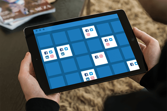 Mockup Di Atas Bahu Dari Ipad Yang Dipegang Dalam Posisi Lansekap Oleh Seorang Pria