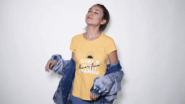 Покадровое видео счастливой женщины в футболке с круглым вырезом