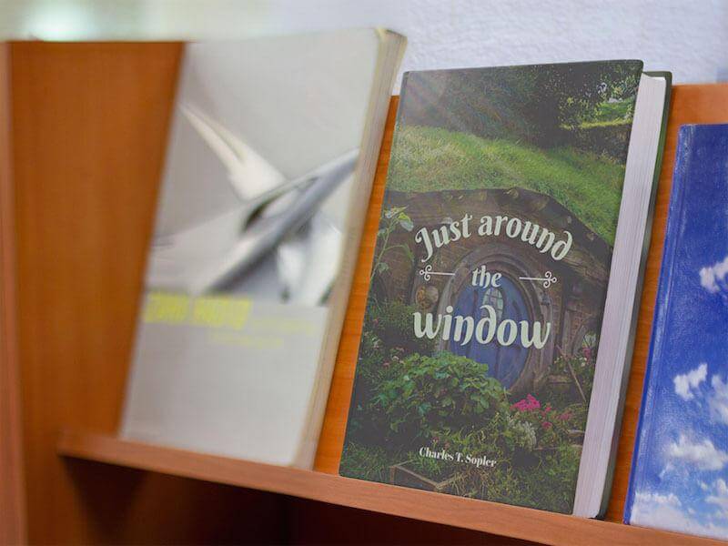 การออกแบบปกหนังสือแฟนตาซีที่มีถ้ำ Hobitton เป็นพื้นหลัง