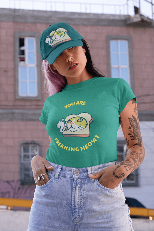 Maquette en t-shirt d'une femme avec un bras tatoué portant un chapeau de papa dans la rue