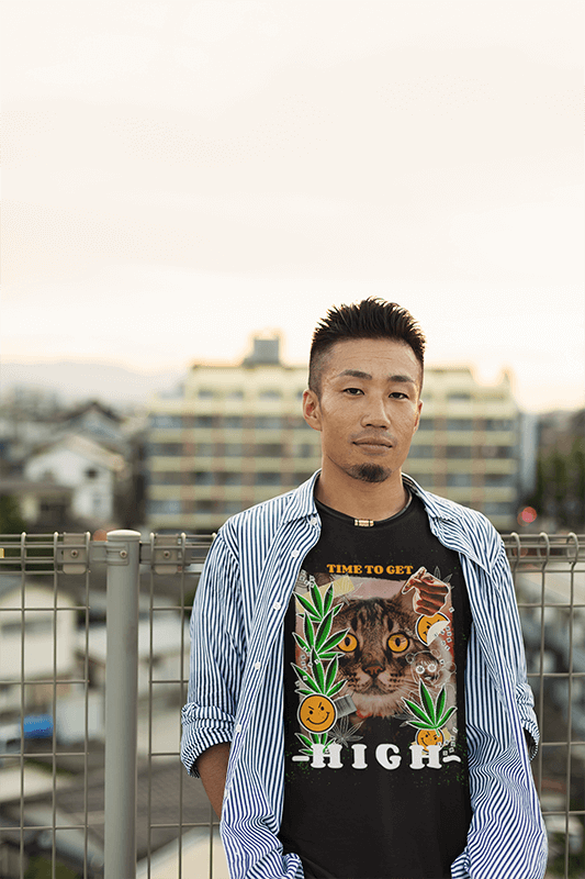 Maquette d'un homme avec une barbiche posant avec un t-shirt