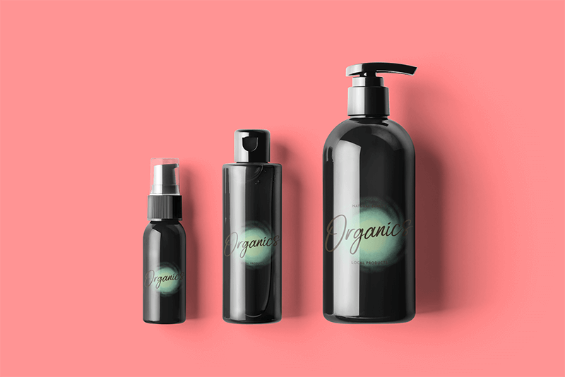 無地の背景に配置された 3 つの化粧品ボトルを備えた最小限のモックアップ