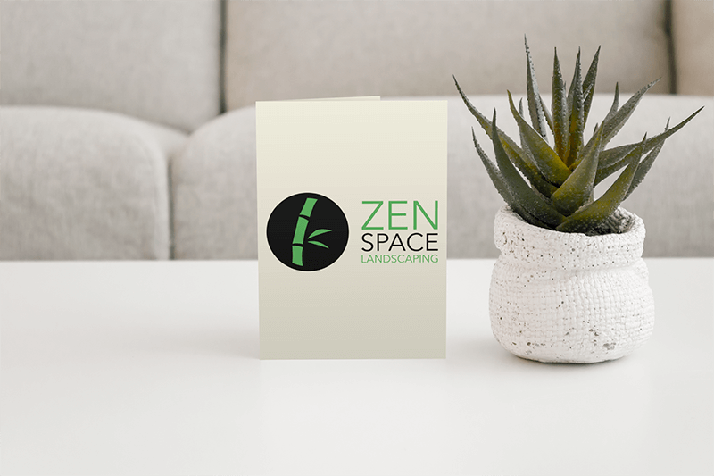 Maquette d'une carte de voeux placée sur une table centrale