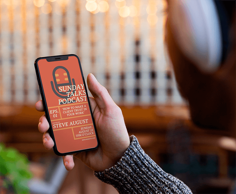 Maqueta De Un Iphone X Sostenido Por Un Hombre Escuchando Un Podcast