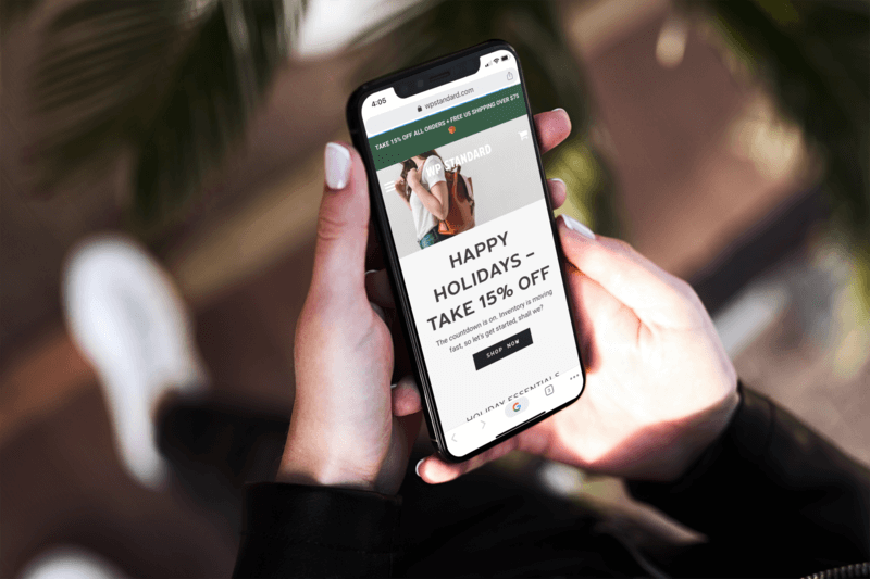 Iphone 11 被一個女人拿著的模型