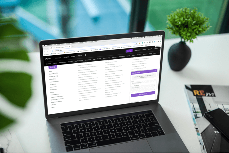 放在桌子上的 Macbook Pro 樣機