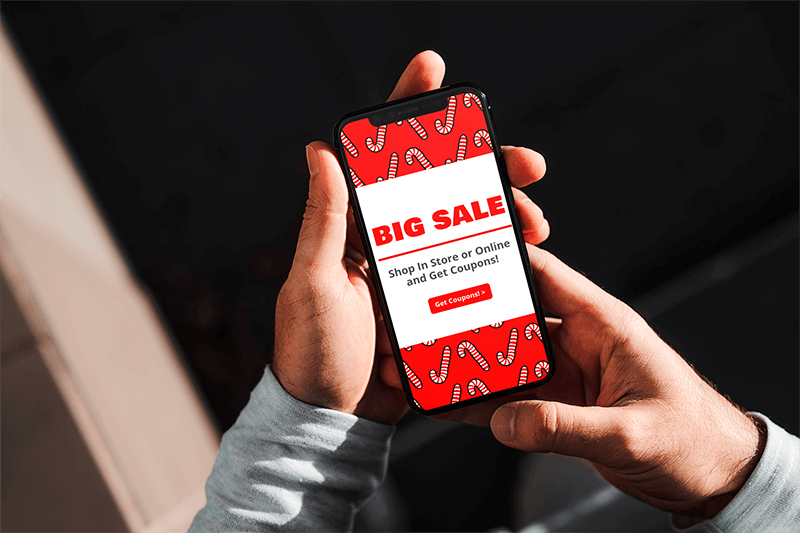 Iphone'u İki Eliyle Tutan Bir Adamın Mockup'ı