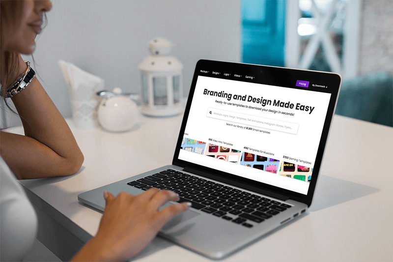 Maqueta de Macbook Pro con una mujer trabajando en su computadora en un café