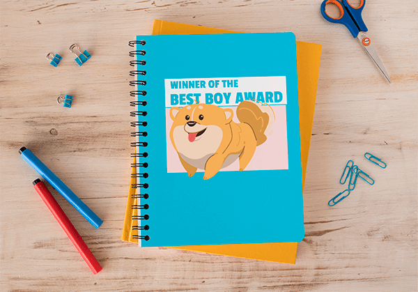 文房具で木の表面にスパイラル ノートのモックアップ