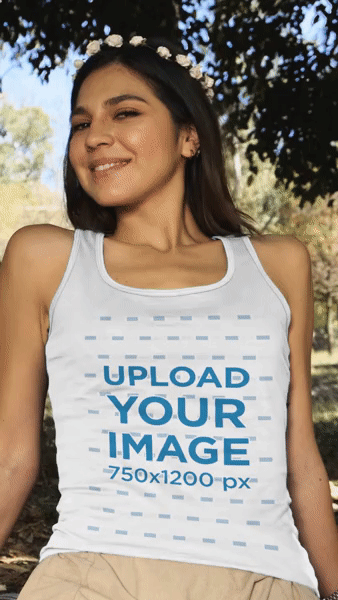 فيديو على رأس الدبابة يظهر فيه امرأة سعيدة ترتدي تاج زهرة في حديقة