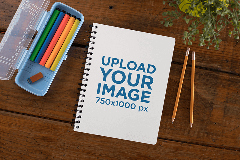 نموذج بالحجم الطبيعي لدفتر ملاحظات حلزوني على سطح خشبي