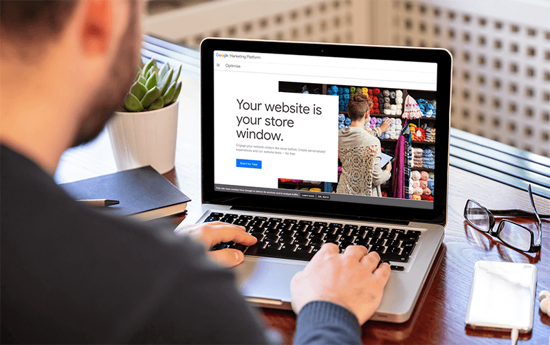 Mackbook Mockup Hombre trabajando en marketing