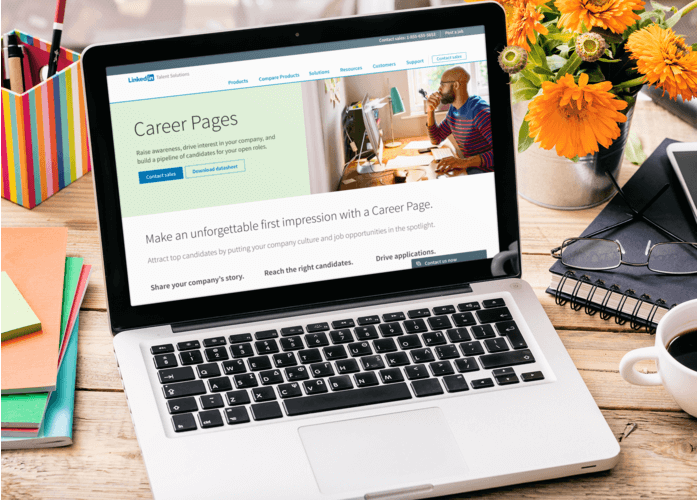 نموذج بالحجم الطبيعي لجهاز Macbook Pro موضوع على مكتب خشبي