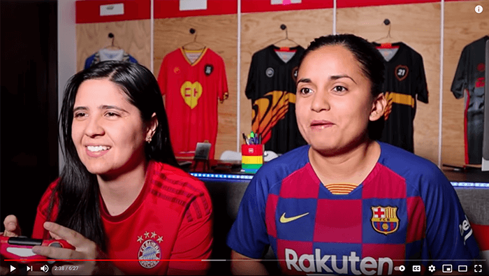Dos mujeres jugando videojuegos en un video de Youtube de Duo Dinamico