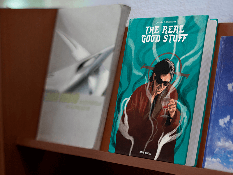 نموذج بالحجم الطبيعي لكتاب غلاف صلب على رف كتب خشبي