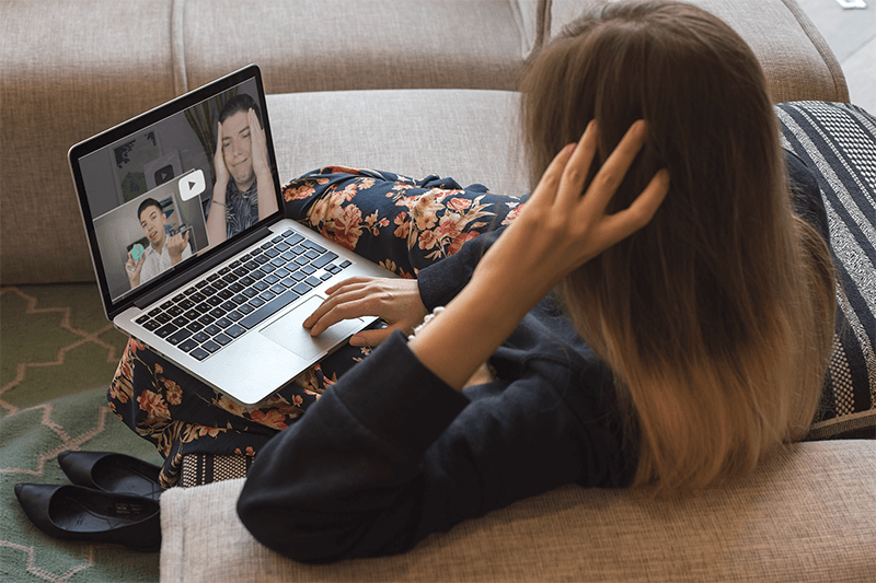 Kobieta ogląda popularnego Youtubera