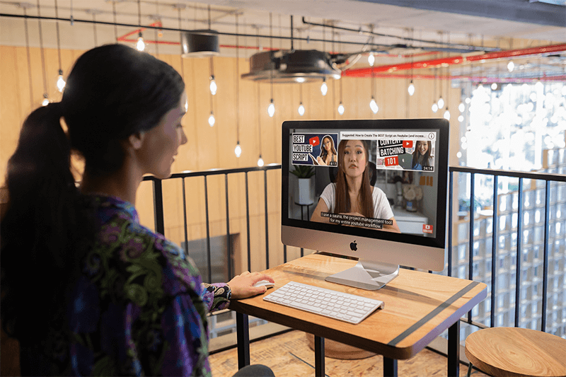 Kobieta oglądająca youtubera