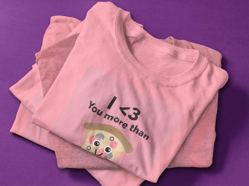 Makieta koszulki ze stosem złożonych koszulek